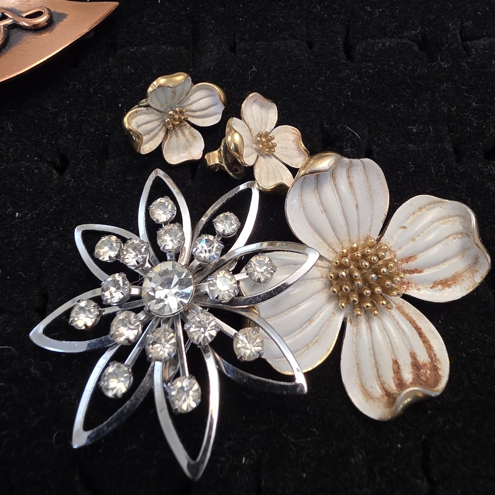 *Final Price* Huge Tray Assortment Lot Vintage Brooches & Earrings Bundle Estate - Picture 12 of 15